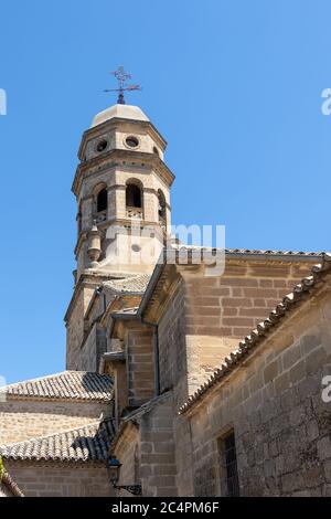 Glockenturm der Kathedrale der Himmelfahrt der Jungfrau in Baeza, Platz der Heiligen Maria, Jaen, Spanien Stockfoto