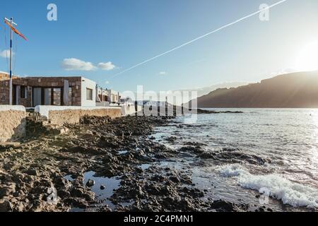 La Graciosa/Graciosa die Hauptsiedlung der Insel Caleta del Sebo liegt gegenüber der Straße von El Rio von Lanzarote, Kanarische Inseln, Spanien Stockfoto