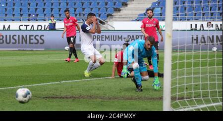 Hannover, Deutschland. 28. Juni 2020. firo: 28.06.2020, Fußball, 2.Bundesliga, Saison 2019/2020, Hannover 96 - VfL Bochum 2: 0 Anthony LOSILLA, Bochum vergives Chance versus HANSEN Quelle: dpa/Alamy Live News Stockfoto