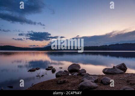 Sonnenuntergang über einem Bergsee in der Rhodope in Bulgarien Stockfoto