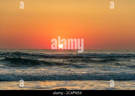 Sonnenaufgang über dem Meer. Wunderschöner Sonnenaufgang am Strand. Stockfoto