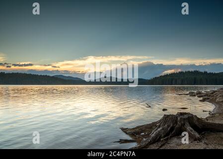 Sonnenuntergang über einem Bergsee in der Rhodope in Bulgarien Stockfoto