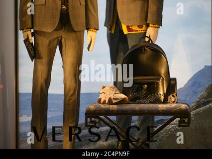 Mailand, Italien - 13. Januar 2020: Versace Rucksack, Sneaker und Gürteldisplay Stockfoto
