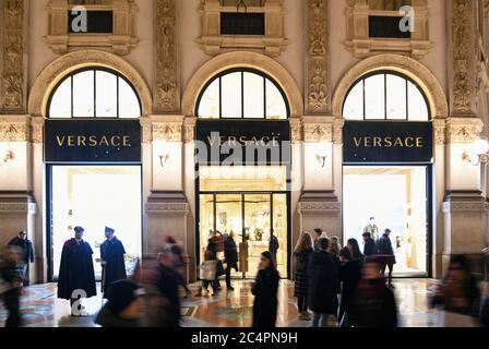 Mailand, Italien - 11. Januar 2020: Menschen vor einem Versace-Geschäft bei Nacht Stockfoto