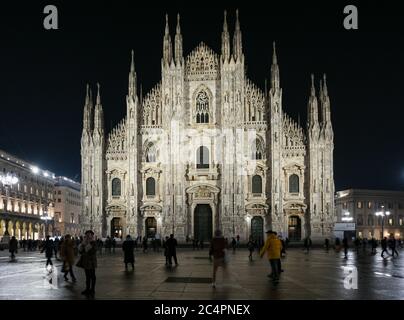 Mailand, Italien - 13. Januar 2020: Menschen, die am Mailänder Dom vorbeikommen – Mariae Nascenti bei Nacht Stockfoto