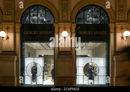 Mailand, Italien - 13. Januar 2020: Giorgio Armani beleuchtete Vitrinen bei Nacht Stockfoto