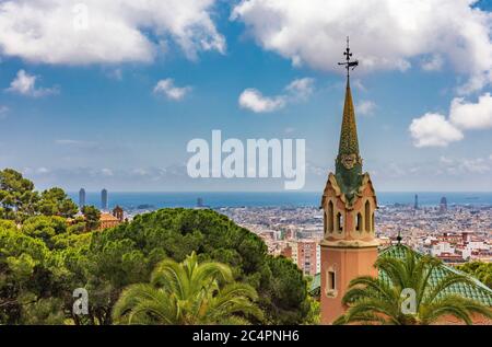 Skyline von Barcelona vom berühmten Park Güell auf einem Tag mit blauem Himmel Stockfoto