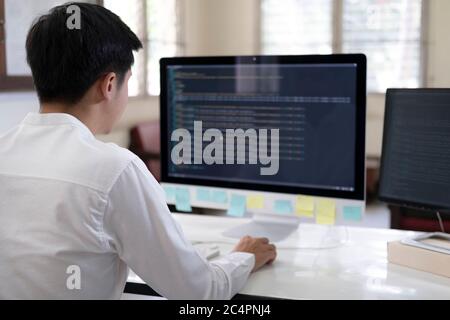 Programmierer ist Codierungs- und Programmiersoftware. Software-Entwickler Eingabe von Datencode, arbeiten an Projekt. Stockfoto