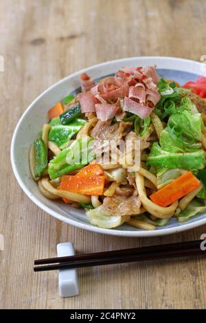 yaki udon , eine Art japanisches udon Nudelgericht, gebratene udon Nudeln mit Fleisch und Gemüse Stockfoto
