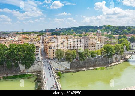 ROM, Italien - 24. Juli 2017: Luftansicht der Brücke von Sant' Angelo, Der Fußgängerbrücke über den Tiber, die 134 erbaut und mit Travertin gesäumt wurde. C Stockfoto