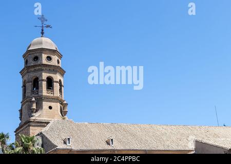 Turm der Kathedrale der Himmelfahrt der Jungfrau in Baeza, Platz der Heiligen Maria, Jaen, Spanien Stockfoto