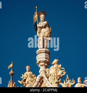 Statue auf der Markusbasilika, Venedig, Italien. Diese alte Kathedrale ist das Wahrzeichen von Venedig. Verzierte Fassade der berühmten St. Mark's Kirche Stockfoto