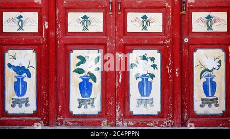 Buddhistische glückverheißende Symbole-ashtamangala auf der roten Tür. Qianfo Grotten-Mati Si Tempel-Zhangye-China-0951 Stockfoto