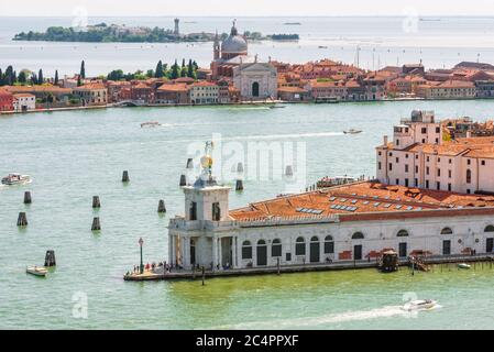 Panorama von Venedig von oben, Italien. Luftaufnahme des Canale Grande, der Inseln und des Meeres. Wunderschöne Skyline von Venedig im Sommer. Stadtbild von Venic Stockfoto
