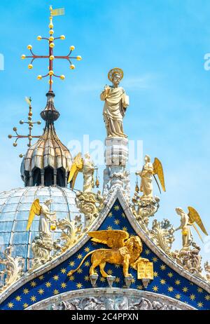 Markusdom, Detail der Luxusdach, Venedig, Italien. Die Kathedrale des alten Markusdom ist eine berühmte Touristenattraktion von Venedig. Nahaufnahme von golden Stockfoto