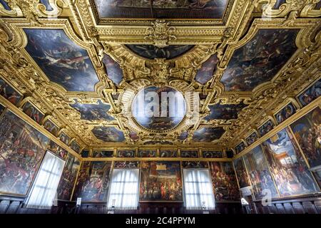 Venedig, Italien - 20. Mai 2017: Im Inneren des reich verzierten Dogenpalastes oder Palazzo Ducale in Venedig. Es ist eines der wichtigsten Wahrzeichen von Venedig. Luxuriöse Innenausstattung Stockfoto