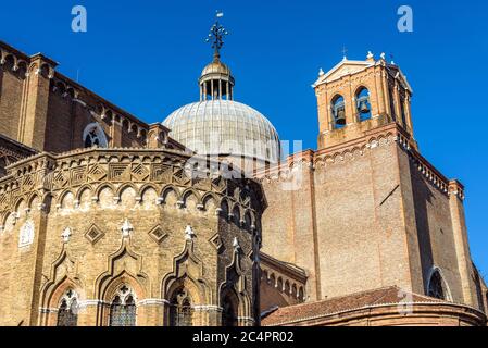 Basilica di San Giovanni e Paolo im Sommer, Venedig, Italien. Mittelalterliche Architektur von Venedig am Campo Santi Giovanni. Es ist eine Touristenattraktion von alt Stockfoto