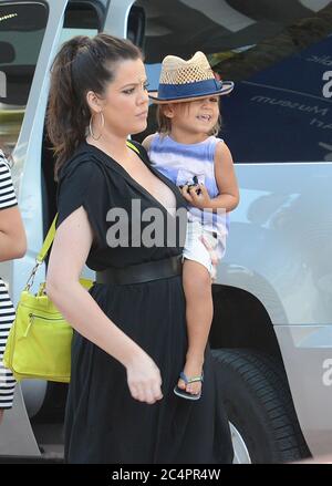 MIAMI BEACH, FL - SEPTEMBER 19: Khloe Kardashian, Schwester Kourtney Kardashian, zusammen mit ihrem Partner Scott Disick und ihrem zweijährigen Sohn Mason und Familienfreund Jonathan Cheban wurden gesehen Shopping in Miami. Am 19. September 2012 in Miami, Florida Menschen: Khloe Kardashian, Mason Disick Kredit: Storms Media Group/Alamy Live News Stockfoto