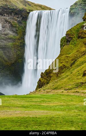 Der majestätische Wasserfall Skogafoss im Süden Islands Stockfoto