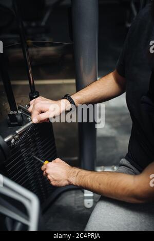 Nahaufnahme des jungen Athleten, der sich für das Indoor-Training vorbereitet. Stockfoto