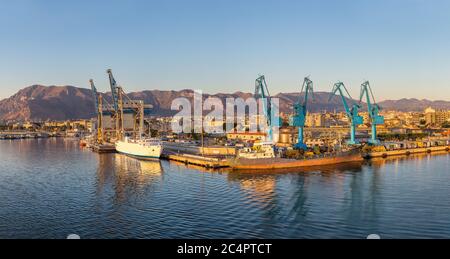 Große Hafen Cargo Kräne in Palermo, Italien in einem schönen Sommertag Stockfoto
