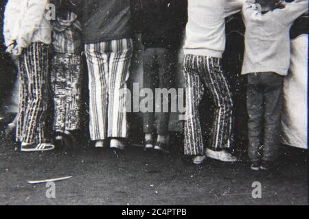 Feine 70er Jahre Vintage schwarz-weiß Lifestyle-Fotografie von einem Haufen Hot Pants aufgereiht an einer Attraktion. Stockfoto