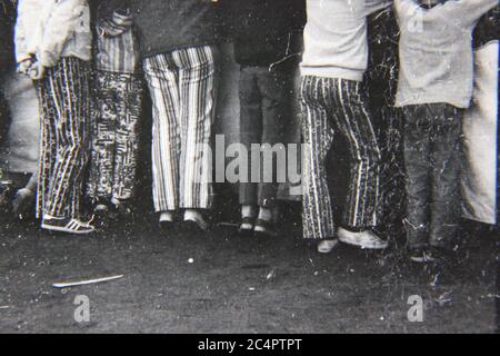 Feine 70er Jahre Vintage schwarz-weiß Lifestyle-Fotografie von einem Haufen Hot Pants aufgereiht an einer Attraktion. Stockfoto