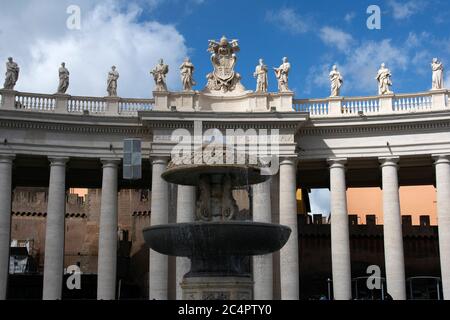 Heiligenstatuen auf den dorischen Kolonnaden und Granitbrunnen, die Bernini am St. PeterÕs Platz, vatikanstadt, Vatikan entworfen hat Stockfoto