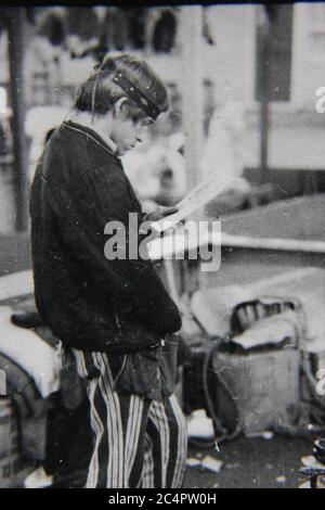 Feine 70er Jahre Vintage schwarz-weiß Lifestyle Fotografie von einem Ticketverkäufer an der Karnevalsmanning einen Kiosk. Stockfoto