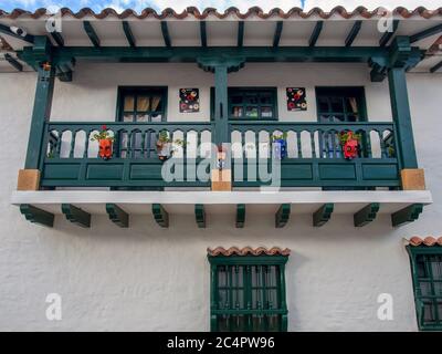 Dekorative Plastiktöpfe aus Plastikflaschen auf einem kolonialen Balkon eines Hauses in der Kolonialstadt Villa de Leyva, in den Andenbergen Stockfoto