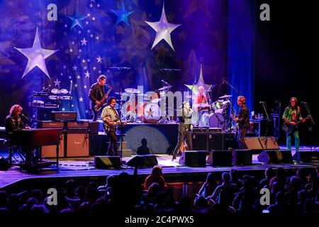 Gregg Rolie, Warren Ham, Steve Lukather, Richard Page, Todd Rundgren und Gregg Bissonette treten mit Ringo Starr und der All Starr Band in Florida auf. Stockfoto