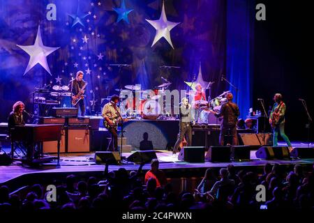 Gregg Rolie, Warren Ham, Steve Lukather, Richard Page, Todd Rundgren und Gregg Bissonette treten mit Ringo Starr und der All Starr Band in Florida auf. Stockfoto