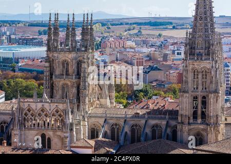 Kathedrale von Burgos und die Stadt Burgos auf Hintergrund in Kastilien und Leon Region des nördlichen Spanien Stockfoto