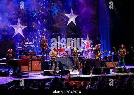 Gregg Rolie, Warren Ham, Steve Lukather, Richard Page, Todd Rundgren und Gregg Bissonette treten mit Ringo Starr und der All Starr Band in Florida auf. Stockfoto
