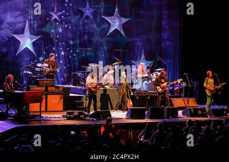 Gregg Rolie, Warren Ham, Steve Lukather, Richard Page, Todd Rundgren und Gregg Bissonette treten mit Ringo Starr und der All Starr Band in Florida auf. Stockfoto