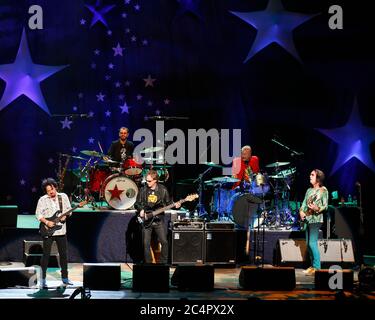 Gregg Rolie, Warren Ham, Steve Lukather, Richard Page, Todd Rundgren und Gregg Bissonette treten mit Ringo Starr und der All Starr Band in Florida auf. Stockfoto