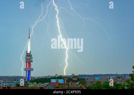 Der Blitz schlug hinter dem Fernsehturm Zizkov in Prag, Tschechien. Stockfoto