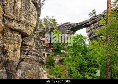 Pravcicaka Brana, der Steinbogen im Nationalpark Tschechien Stockfoto