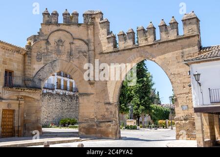 Jaen Tür und Villalar Bogen in der Plaza del Populo (Plaza del Populo), Baeza. Renaissance Stadt in der Provinz Jaén. Welterbe. Andalusien, Sp Stockfoto