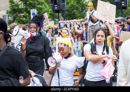 Junge Demonstranten, die beim Protest gegen die Black Trans Lives Matter in London skandierten Stockfoto