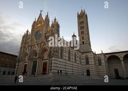 Kathedrale von Siena oder Duomo di Siena, mittelalterliche Kirche und Meisterwerk der romanisch-gotischen Architektur in Siena, Toskana, Italien Stockfoto