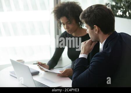afroamerikanische Geschäftsfrau Lesung Lebenslauf des Mitarbeiters während des Vorstellungsgesprächs Stockfoto