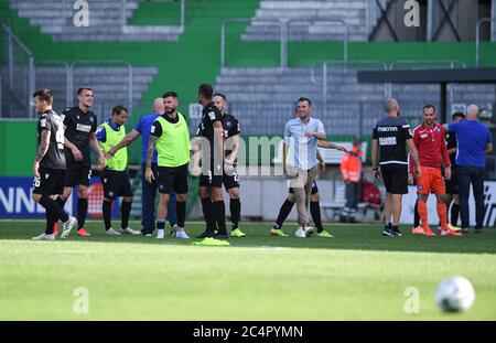 Fürth, Deutschland. 28. Juni 2020. Jubeln, jubeln, jubeln, Freude, Emotion, jubeln, jubeln, jubeln, Freude, Emotionen, emotional nach dem Ende des Spiels. Die KSC sichert die zweite Klasse. Dabei: Trainer Christian Eichner (KSC). GES/Football/2. Bundesliga: Greuther Furth - Karlsruher SC, 28. Juni 2020 Fußball: 2. Liga: Greuther Furth gegen Karlsruhe, Fürth, 28. Juni 2020 zur weltweiten Nutzung Credit: dpa/Alamy Live News Stockfoto