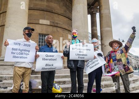 Queere Rechtsveteranen marschieren in Central London, um den 50. Jahrestag der Gay Liberation Front zu feiern und Stolz als Protest zurückzufordern Stockfoto