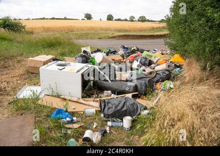 Illegale Fliegenkippen von Haushaltsmüll in einer Landstraße in viel Hadham, Hertfordshire. GROSSBRITANNIEN Stockfoto