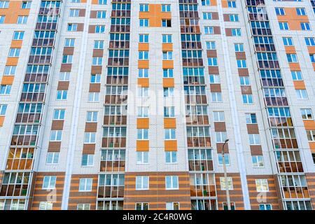 Mehrstöckiges Wohngebäude. Bau in Russland. Hintergrund. Stockfoto