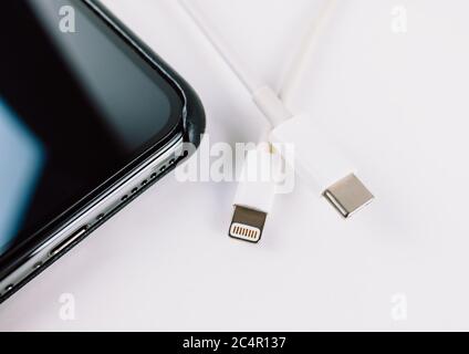 Kabel mit Blitzschutz und Typ-c-Steckverbindern. Stockfoto