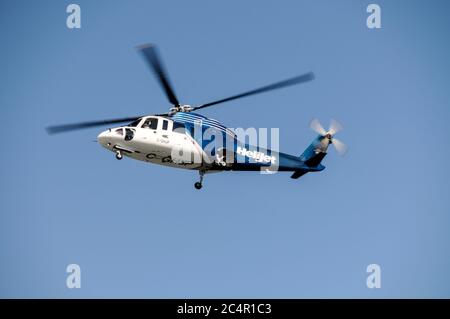 Ein Helijet, der Ausflüge über Vancouver anbietet, fliegt nach Vancouver City, Kanada. Stockfoto