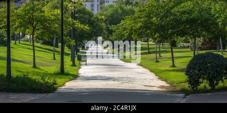 Gärten im alten trockenen Flussbett des Turia Flusses in Valencia, Fußgängerweg. Landschaft Freizeit-und Sportplatz mit Bäumen, Spanien Stockfoto