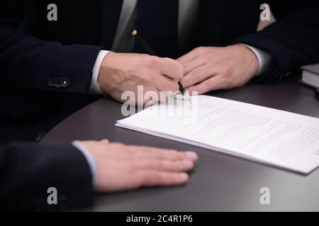 Nahaufnahme des Geschäftsmanns Unterzeichnung Vertrag machen Deal Stockfoto